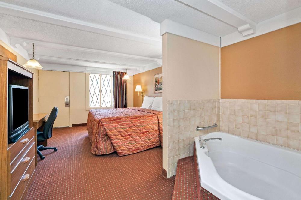 King Suite - Non-Smoking interior